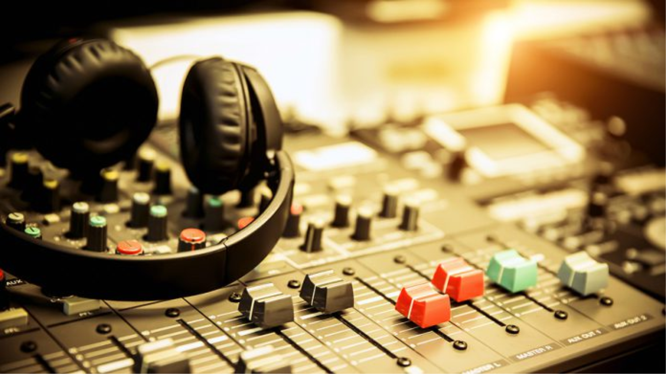 Consola de radio en estudio